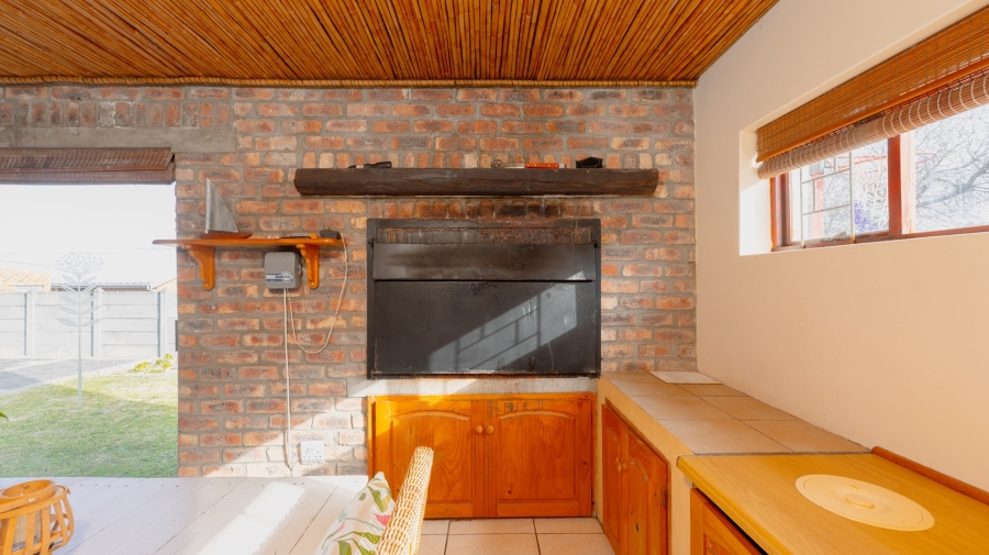 To Let 5 Bedroom Property for Rent in Agulhas Western Cape